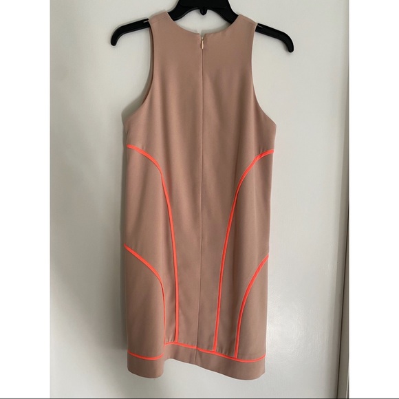 C/MEO COLLECTIVE Flowy w/ Neon Orange Art Deco Piping MIDI Dress w/ pockets - Picture 4 of 7